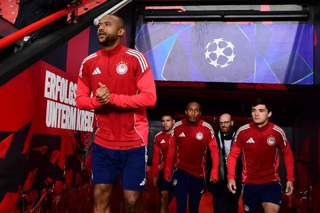 Ολυμπιακός: Ο κόσμος των ερυθρόλευκων δίνει ερυθρόλευκο χρώμα στο Λεβερκούζεν αρκετές ώρες πριν τη σέντρα