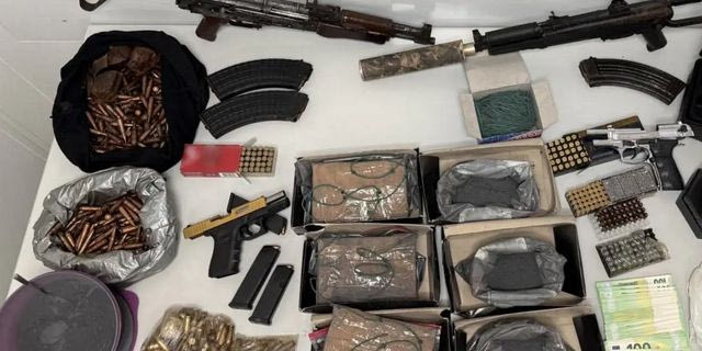 Βαρύς οπλισμός βρέθηκε στην κατοχή ληστών – Ο ένας εξ αυτών παλιός γνωστός των Αρχών με 33 συλλήψεις