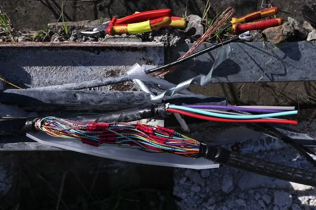 Στιγμιότυπο από το σημείο στην σιδηροδρομική γραμμή Αθήνας - Θεσσαλονίκης στο Πλατύ, όπου σύμφωνα με την καταγγελία του αναπληρωτή υπουργού Μεταφορών Κωνσταντίνου Κυρανάκη σημειώθηκε δολιοφθορά.