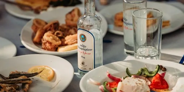 Τσίπουρα, ούζα και ελληνικά ποτά: Κερδίζουν έδαφος, εντός κι εκτός