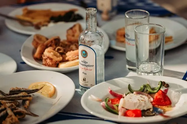 Τσίπουρα, ούζα και ελληνικά ποτά: Κερδίζουν έδαφος, εντός κι εκτός