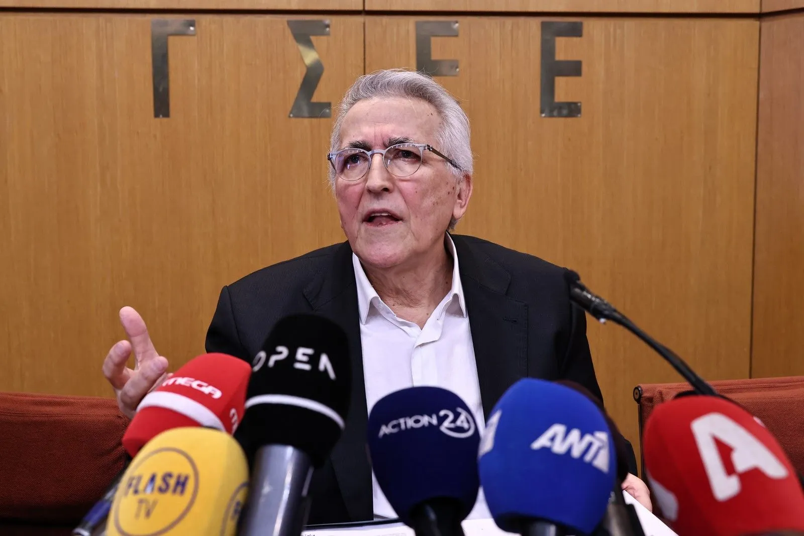 Δεν το κουνάει από τη ΓΣΕΕ ο Παναγόπουλος - 