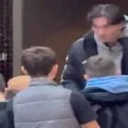 Ουρά από τους μικρούς φιλάθλους του Παναθηναϊκού AKTOR πριν από την αναχώρηση της ομάδας για το γήπεδο