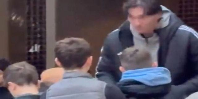 Ουρά από τους μικρούς φιλάθλους του Παναθηναϊκού AKTOR πριν από την αναχώρηση της ομάδας για το γήπεδο