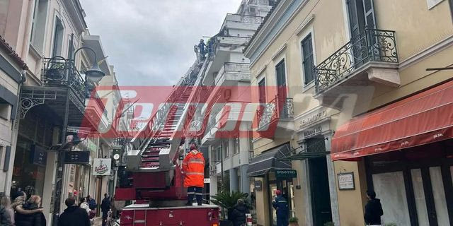 Πάτρα: Σοβάδες έπεσαν από μπαλκόνι στη Ρήγα Φεραίου