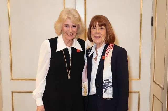 Βρετανία: Η βασίλισσα Καμίλα συναντήθηκε με τη Ζιζέλ Πελικό