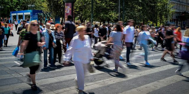 Κόσμος περπατάει στο Σύνταγμα