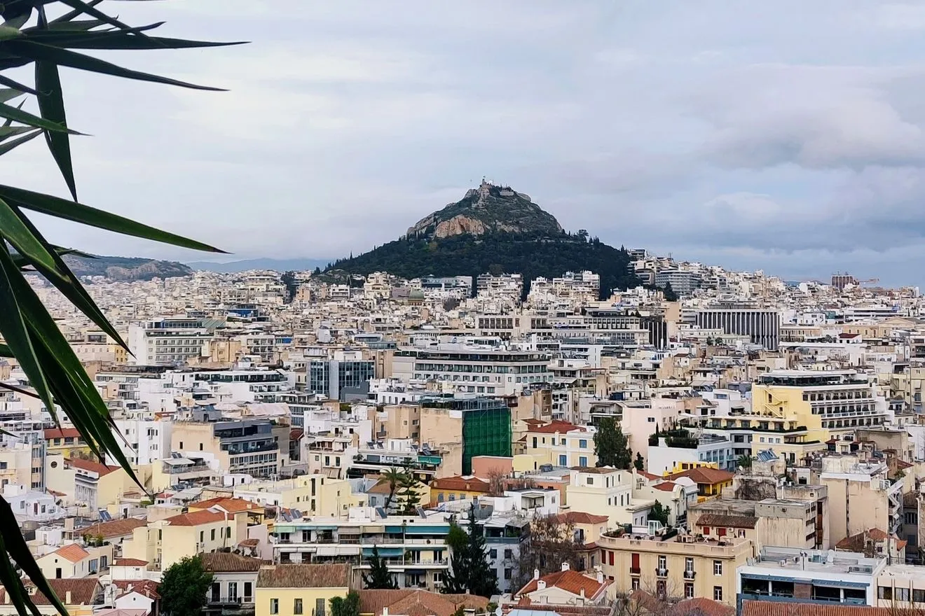 Απεικόνιση της Αθήνας από την Πλάκα