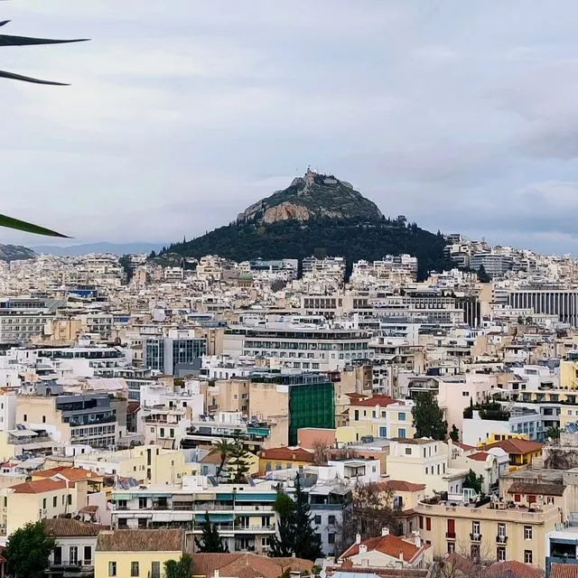 Απεικόνιση της Αθήνας από την Πλάκα