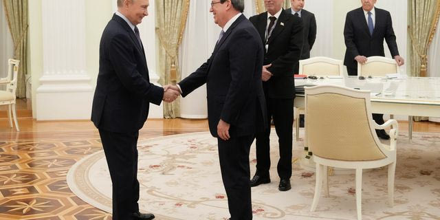 Συνάντηση Πούτιν με τον Κουβανό ΥΠΕΞ στη Μόσχα: “Απαράδεκτες οι αμερικανικές κυρώσεις”