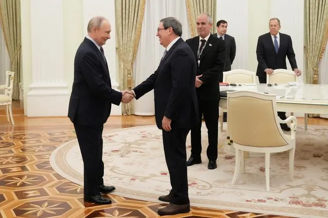 Συνάντηση Πούτιν με τον Κουβανό ΥΠΕΞ στη Μόσχα: “Απαράδεκτες οι αμερικανικές κυρώσεις”