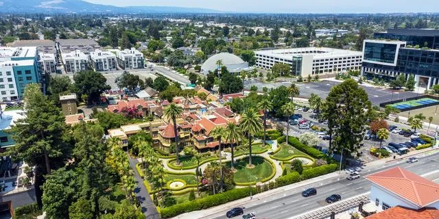 Πανοραμική άποψη της ιστορικής έπαυλης Winchester Mystery House στο Σαν Χοσέ, με τους καταπράσινους κήπους της να περιβάλλονται από σύγχρονα κτίρια και πολυσύχναστους δρόμους