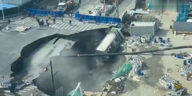 Σαγκάη: Τεράστια καταβόθρα σε πολυσύχναστο δρόμο σκόρπισε πανικό