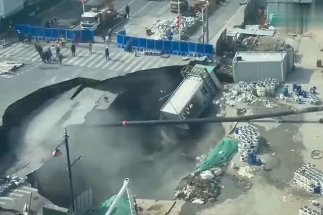 Σαγκάη: Τεράστια καταβόθρα σε πολυσύχναστο δρόμο σκόρπισε πανικό