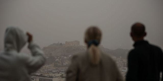 Καιρικό “κοκτέιλ” με βροχές, ανέμους και σκόνη – Οι περιοχές που επηρεάζονται