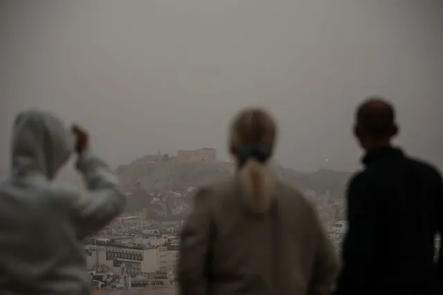 Καιρικό “κοκτέιλ” με βροχές, ανέμους και σκόνη – Οι περιοχές που επηρεάζονται