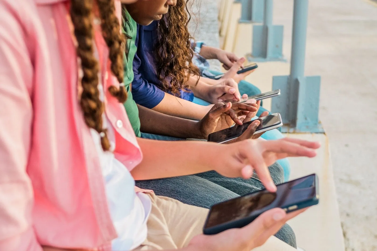 Η Ελλάδα “πολύ κοντά” στην απαγόρευση social media για τους κάτω των 15