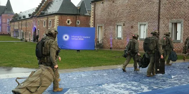 Βέλγοι στρατιώτες μεταφέρουν τον εξοπλισμό τους εντός του χώρου διεξαγωγής της Συνόδου Κορυφής της ΕΕ στο συγκρότημα του Κάστρου Alden Biesen