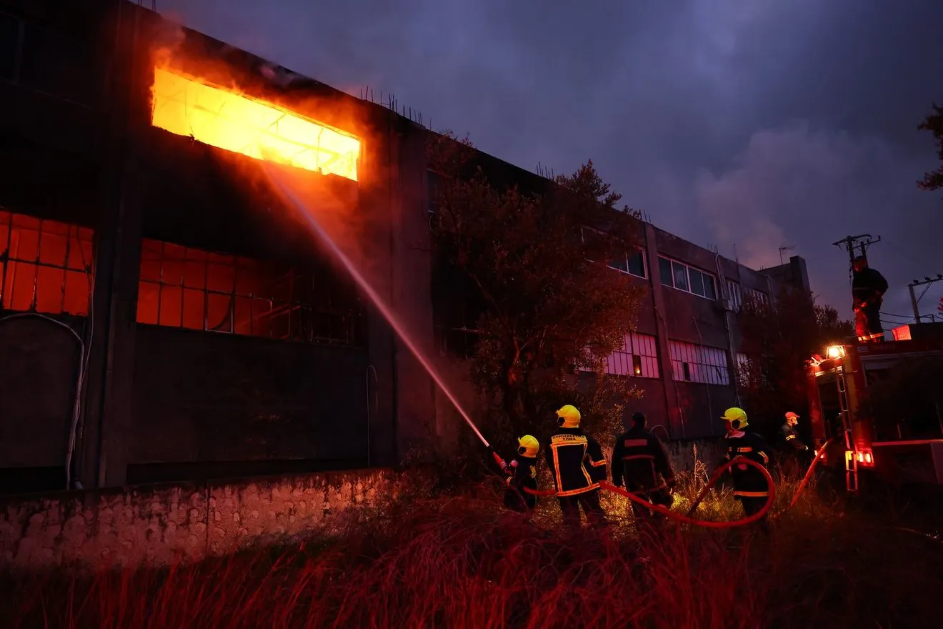 Σπάτα: Εικόνες καταστροφής από τη φωτιά σε αποθήκη αθλητικών ειδών