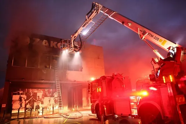 Σπάτα: Φωτιά σε αποθήκη με αθλητικά είδη