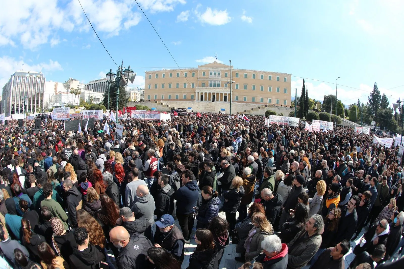 Τέμπη: Μεγάλη συγκέντρωση στο Σύνταγμα - Δικαιοσύνη ζητούν οι συγγενείς των 57 νεκρών