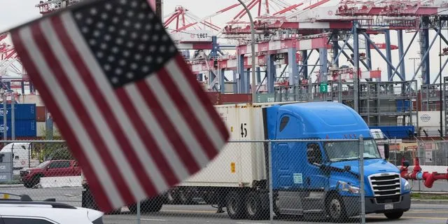 Σε ισχύ από σήμερα οι νέοι δασμοί 10% που ανακοίνωσε ο Τραμπ