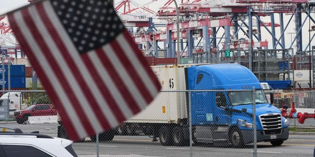 Αμερικανική σημαία κυματίζει στο λιμάνι του Λονγκ Μπιτς