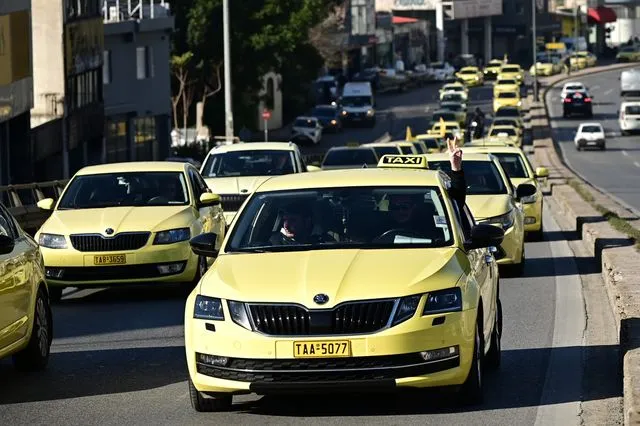 Συγκέντρωση και πορεία ιδιοκτητών και οδηγών ταξί