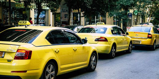 Ηλεκτροκίνηση χωρίς φορτιστές; Τα βασικά αιτήματα των απεργών οδηγών ταξί