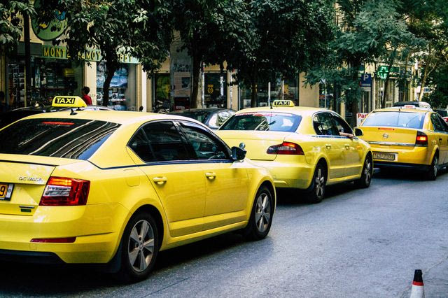 Ηλεκτροκίνηση χωρίς φορτιστές; Τα βασικά αιτήματα των απεργών οδηγών ταξί
