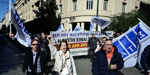 Με πορεία στο Μέγαρο Μαξίμου κορυφώνουν τις απεργιακές κινητοποιήσεις οι αυτοκινητιστές ταξί
