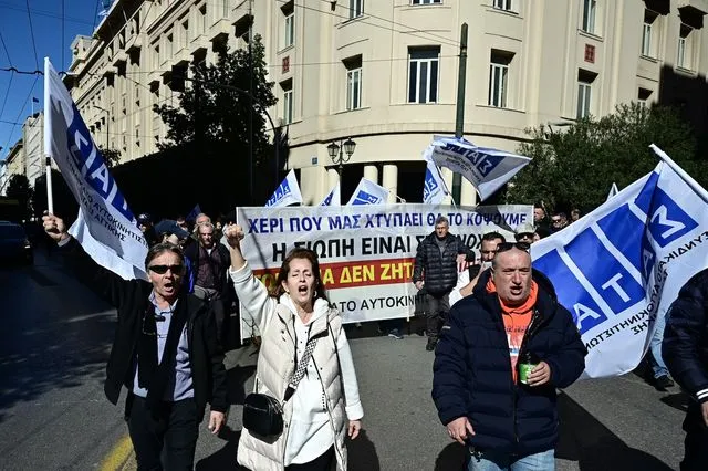 Με πορεία στο Μέγαρο Μαξίμου κορυφώνουν τις απεργιακές κινητοποιήσεις οι αυτοκινητιστές ταξί