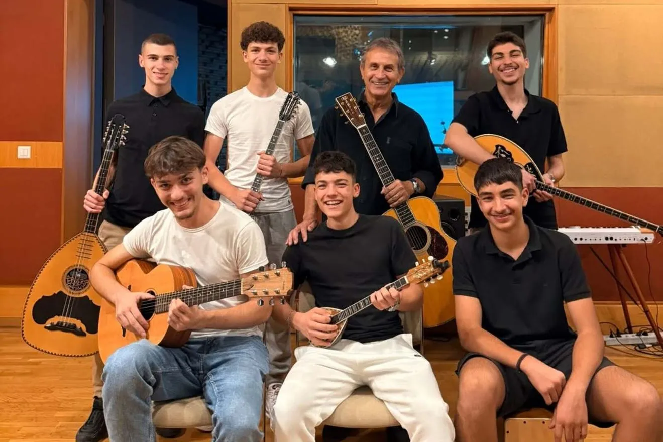 Οι 16χρονοι Τεκετζήδες έχουν ένα όνειρο – Πώς ηχογράφησαν το “Βρέχει στη Φτωχογειτονιά”