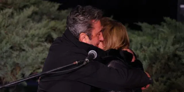 Η μητέρα του μηχανοδηγού Σπύρου Βούλγαρη και ο Παύλος Ασλανίδης