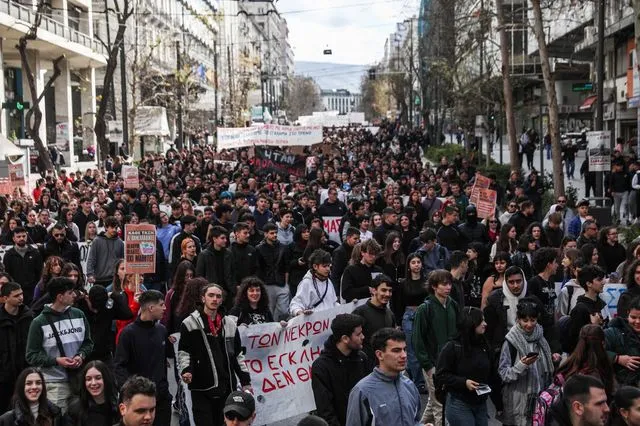 Τέμπη: “Δεν θα ξεχάσουμε” – Μαζική συμμετοχή στο πανεκπαιδευτικό συλλαλητήριο