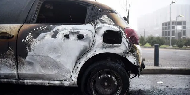 Πεδίο μάχης έξω από το ΑΠΘ – Ξεπερνούν τις 300 οι προσαγωγές για τα επεισόδια