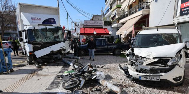 Τροχαίο στη Θηβών: Φορτηγό προσέκρουσε σε σταθμευμένα οχήματα – Τρεις τραυματίες