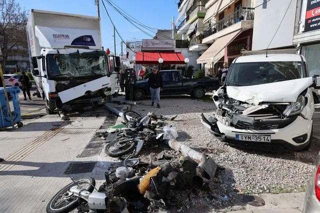 Τροχαίο στη Θηβών: Φορτηγό προσέκρουσε σε σταθμευμένα οχήματα – Τρεις τραυματίες