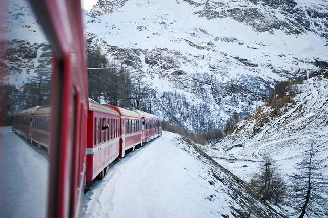 Ελβετία: Εκτροχιασμός τρένου μετά από χιονοστιβάδα – Αναφορές για τραυματίες