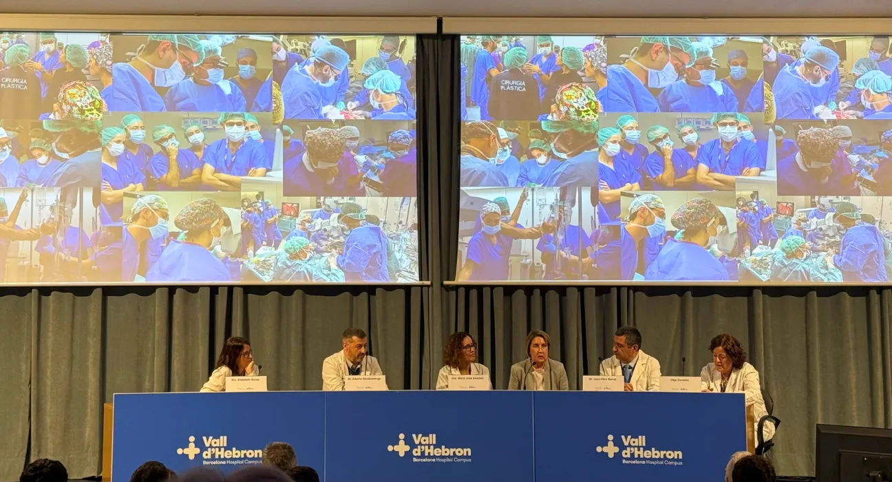 Η ιατρική ομάδα κατά την ανακοίνωση της πρώτης μεταμόσχευσης προσώπου 