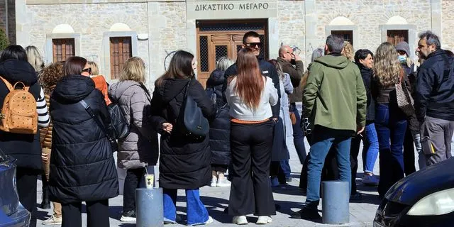 Συγκεντρωμένοι στα δικαστήρια Τρικάλων για να εκφράσουν συμπαράσταση στον ιδιοκτήτη της Βιολάντα