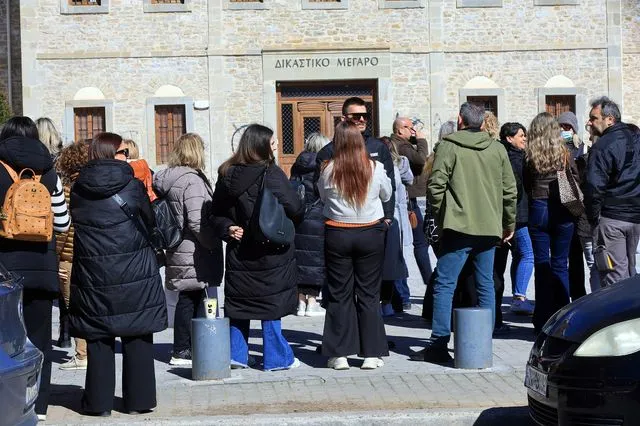 Συγκεντρωμένοι στα δικαστήρια Τρικάλων για να εκφράσουν συμπαράσταση στον ιδιοκτήτη της Βιολάντα