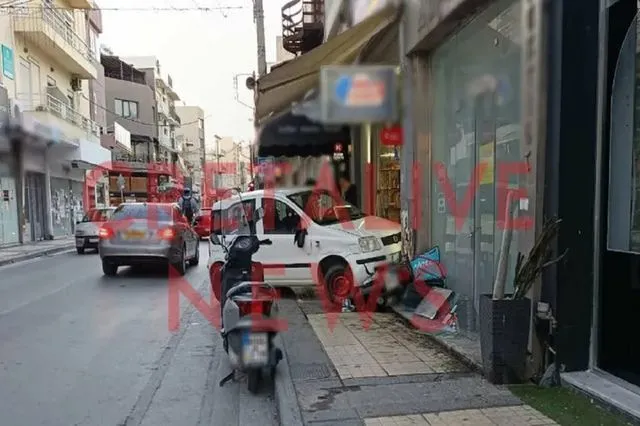 Ηράκλειο: Αυτοκίνητο έπεσε σε τζαμαρία μίνι μάρκετ
