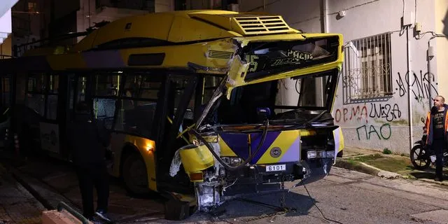 Πετράλωνα: Τρόλεϊ προσέκρουσε σε πολυκατοικία