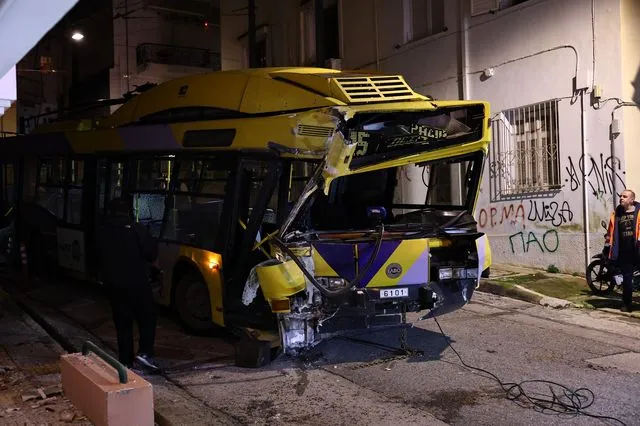 Πετράλωνα: Τρόλεϊ προσέκρουσε σε πολυκατοικία