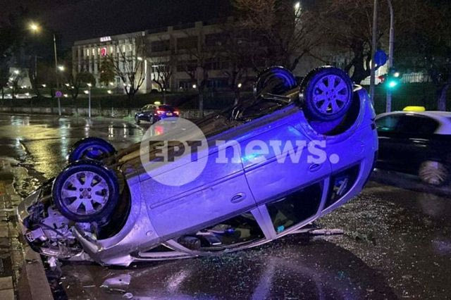 Θεσσαλονίκη: ΙΧ προσέκρουσε σε φανάρι και ανετράπη – Ένας τραυματίας