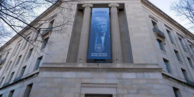 “Αύρα δικτάτορα” στις ΗΠΑ με τον Τραμπ να φιγουράρει σε δρόμους και δημόσια κτίρια