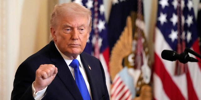 Ο Τραμπ με σφιγμένη τη γροθιά