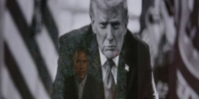 Η αντανάκλαση του πορτρέτου του πρώην προέδρου Μπαράκ Ομπάμα αντανακλάται σε μια φωτογραφία του Ντόναλντ Τραμπ