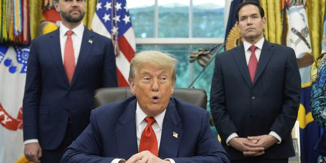 Ο Βανς το μαστίγιο, ο Ρούμπιο το καρότο: Πώς ο Τραμπ “παίζει” με την Ευρώπη